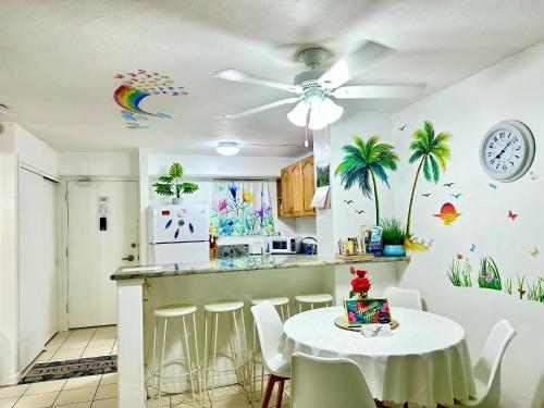 une cuisine avec une table et un ventilateur de plafond dans l'établissement WAIKIKI 2 BEDROOMS, 1 BATH, FREE PARKING, SLEEP 6, à Honolulu
