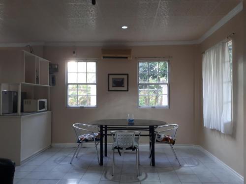 uma cozinha com mesa e cadeiras num quarto em Lymen's Apartment em Cordova