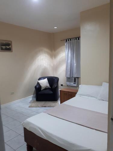 um quarto com uma cama e uma cadeira em Lymen's Apartment em Cordova
