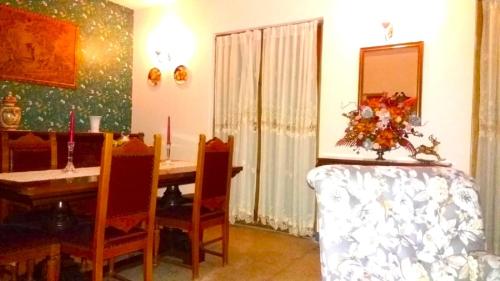 uma sala de jantar com uma mesa e um espelho em Villa Como em Maskeliya