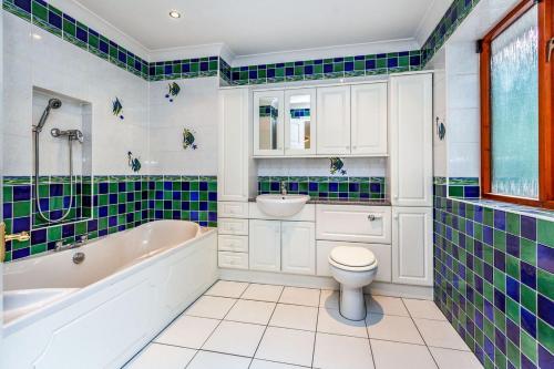 a bathroom with a tub and a toilet and a sink at Old Slade Cottage - Train to London 30mins, Heathrow 15mins away,Free Parking - En-suit rooms in Buckinghamshire