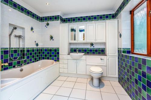 un bagno con vasca, WC e lavandino di Old Slade Cottage - Train to London 30mins, Heathrow 15mins away,Free Parking - En-suit rooms a Buckinghamshire