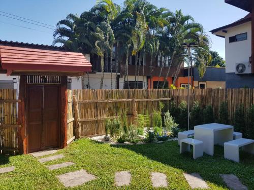 Κήπος έξω από το Kedthawa Homestay เฮือนภูผา