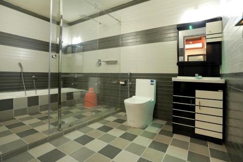 La salle de bains est pourvue d'une douche et de toilettes. dans l'établissement Loreal Luxury Holiday villa, à Ambalavayal