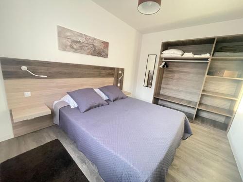 um quarto com uma cama grande e prateleiras em Appartement Le Lido de la Marana em Lucciana