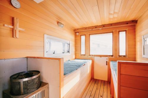 een binnenkant van een tiny house met een veranda bij The Galaxy Express Nahama ザ・ギャラクシー・エキスプレス・ナハマ in Yokosuka