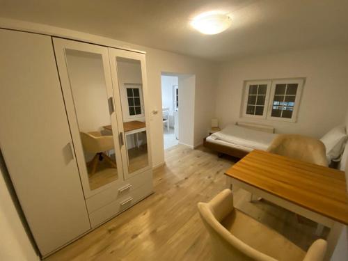 Zimmer mit einem Tisch, einem Bett und einem Schreibtisch in der Unterkunft Luxury Apartment in the Heart of Swiss Alps in Küblis