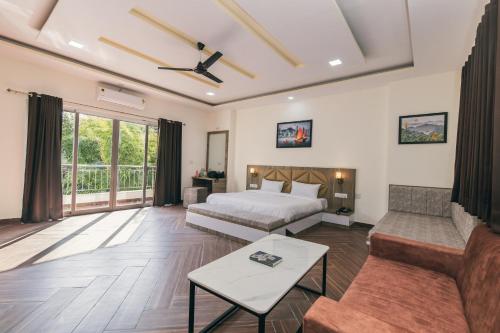 um quarto com uma cama e uma sala de estar em Serenity Hill Resort & Spa - Best resort in Udaipur em Udaipur
