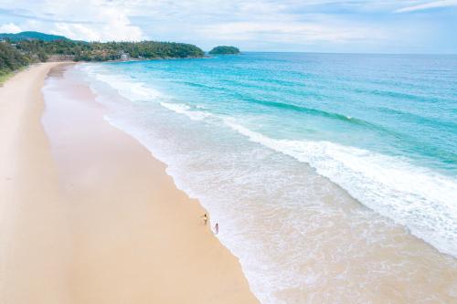 una vista aérea de una playa con el océano en Thavorn Palm Beach Resort Phuket, en Karon Beach