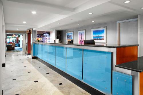 un bar a bordo piscina nella hall dell'hotel di Crowne Plaza Boston - Woburn, an IHG Hotel a Woburn