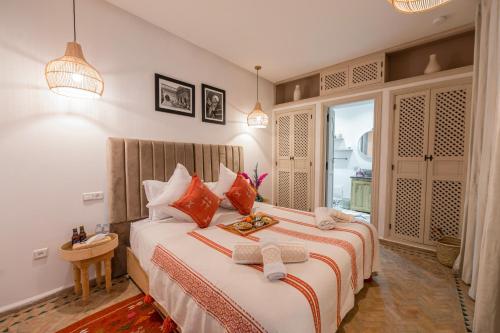 Riad El Marah tesisinde bir odada yatak veya yataklar