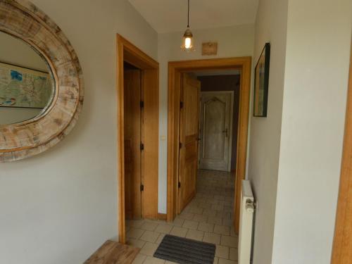 een hal met een spiegel aan de muur en een deur bij Cozy holiday home in Ennal Grand Halleux in Ennal