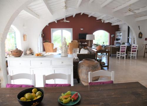 uma cozinha e sala de estar com mesa e cadeiras em ALBALAT em Alaior