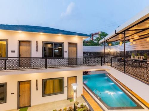 una casa con piscina frente a ella en Skilight Villa en Indore