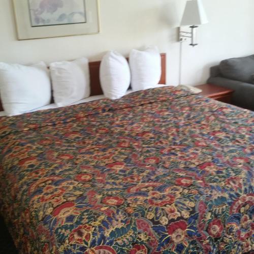 Postel nebo postele na pokoji v ubytování Days Inn by Wyndham Orange Anaheim