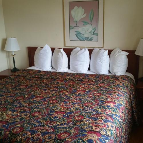Postel nebo postele na pokoji v ubytování Days Inn by Wyndham Orange Anaheim
