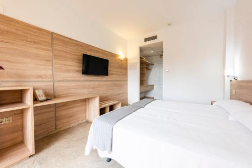Hotel Toboso Almuñécarにあるベッド