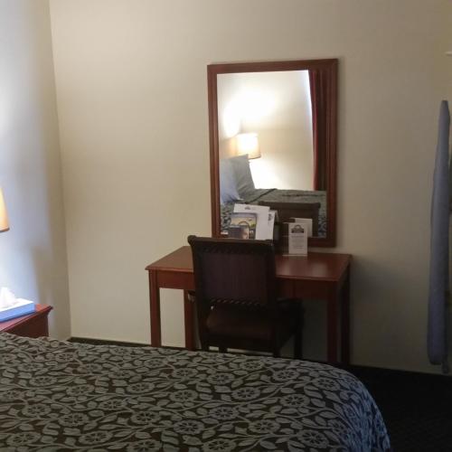 Postel nebo postele na pokoji v ubytování Days Inn by Wyndham Orange Anaheim