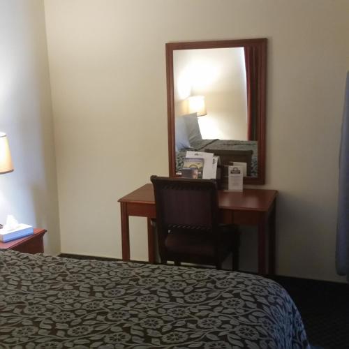 Postel nebo postele na pokoji v ubytování Days Inn by Wyndham Orange Anaheim