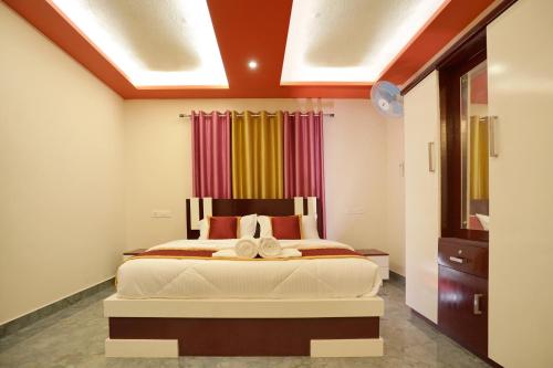 a bedroom with a bed in a room at Loreal Luxury Holiday villa in Ambalavayal