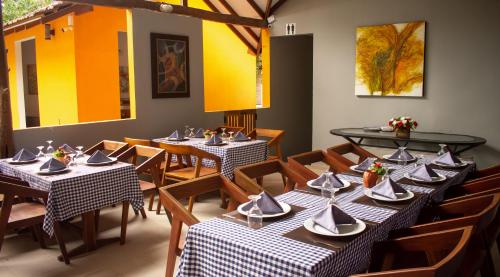 烏達瓦拉維的住宿－烏達瓦拉瓦大象休憩酒店，一间在房间内配有桌椅的餐厅