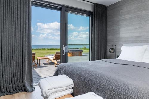 um quarto com uma cama e vista para o oceano em Serenity Villa em Rokhuneme