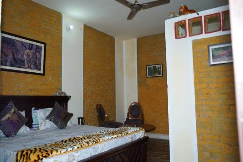 una camera con letto e muro di mattoni di Kesaria Tiger Huts a Khilchīpur