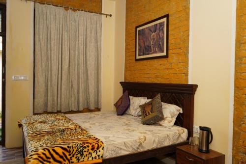 una camera da letto con finestra e letto leopardato di Kesaria Tiger Huts a Khilchīpur