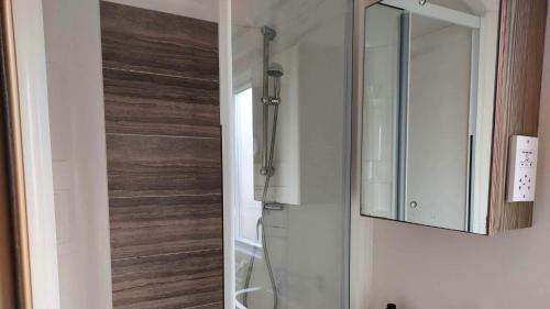 ein Bad mit einer Dusche und einer Glastür in der Unterkunft 149 Holiday Resort Unity 3 bed Entertainment passes included in Brean