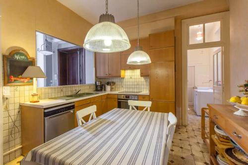 a kitchen with a table and chairs in a kitchen at Chambre privée en hyper-centre de Grenoble in Grenoble