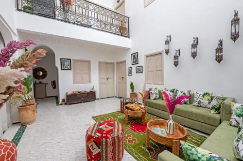 een woonkamer met een bank en een tafel bij Riad El Marah in Marrakesh