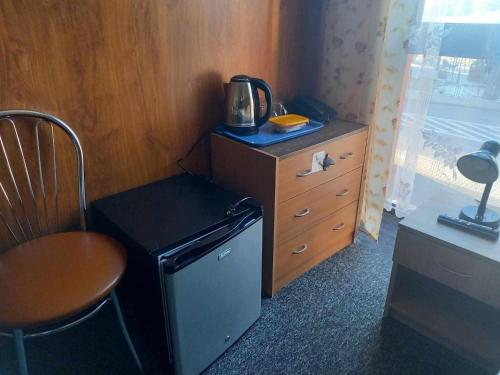 a small kitchen with a stove and a dresser at Miltex in Torzym