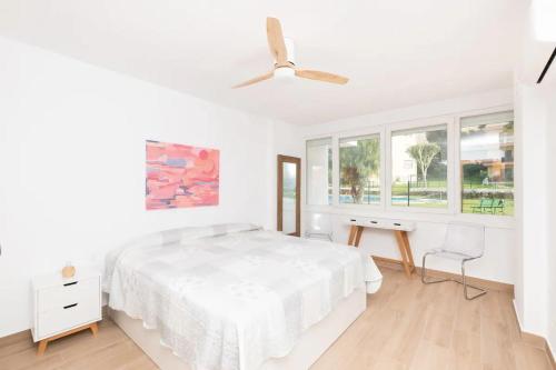 - une chambre blanche avec un lit et une fenêtre dans l'établissement 234 - Puerto Estepona - Kai Alde, à Estepona