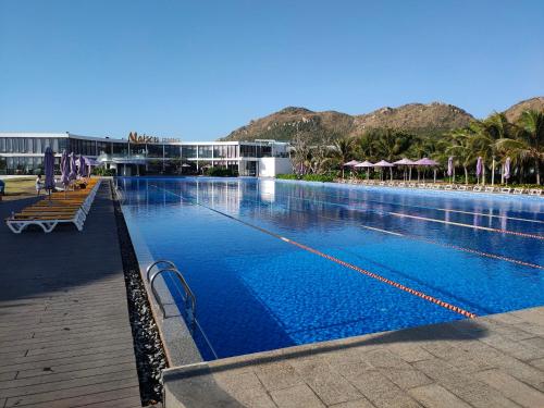 duży basen z niebieską wodą w ośrodku w obiekcie Resort Oceanami Vũng Tàu w mieście Long Hai