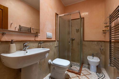 een badkamer met een wastafel, een toilet en een douche bij Villa del Sol by Perle di Puglia in Otranto