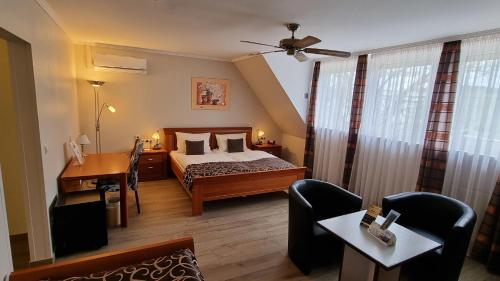 a hotel room with a bed and a table and chairs at Motel RL in Oberthulba