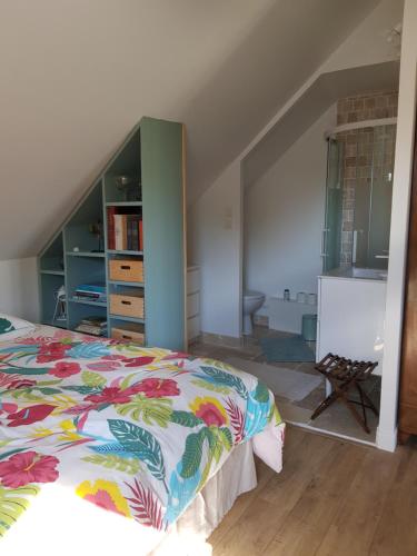 - une chambre avec un lit et une couverture colorée dans l'établissement Chambre double dans longère, à Soulaines-sur-Aubance