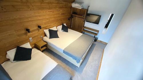 een uitzicht op twee bedden in een kamer bij Hotel La Verticale in Chamonix-Mont-Blanc