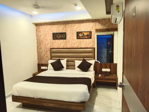 艾哈邁達巴德的住宿－Hotel Sun Shine，一间卧室,卧室内配有一张大床
