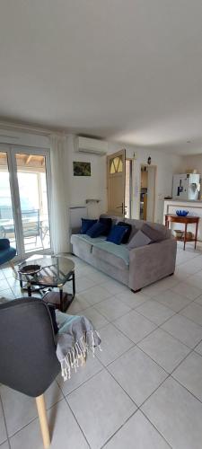 - un salon avec un lit et une table dans l'établissement Sainte Marie la mer : Villa indépendante, plage à pied à 250 m, à Sainte-Marie-la-Mer