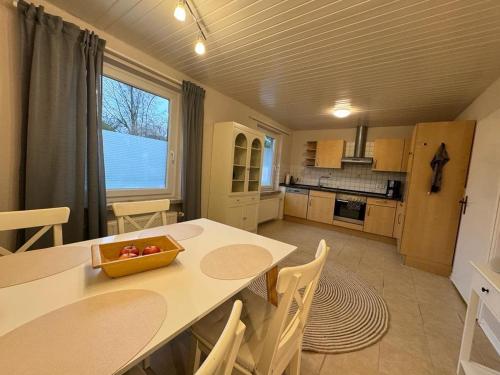eine Küche mit einem Tisch und einer Obstschale darauf in der Unterkunft Rogge, Ferienhaus in Fintel