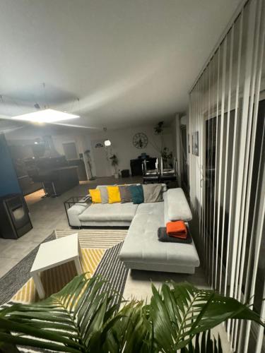 ein Wohnzimmer mit 2 Sofas und einem Sofa in der Unterkunft Villa de vacances avec piscine privative chauffée in Saint-Maime