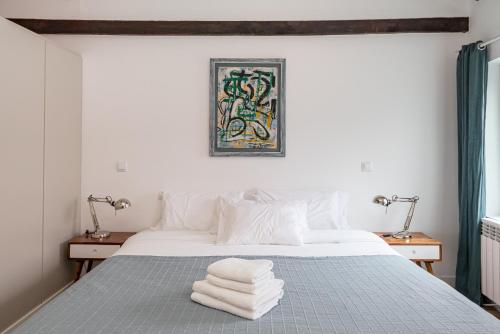 1 dormitorio con 1 cama con toallas en Figueroa, en Madrid