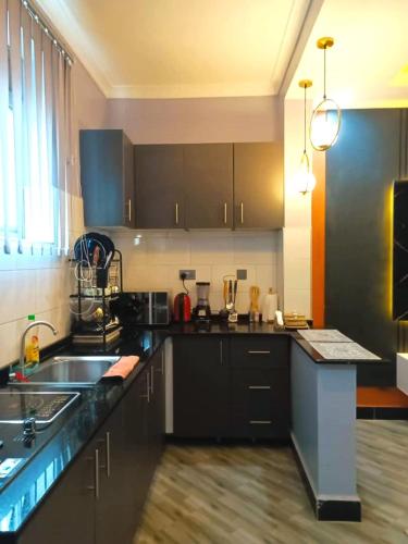 Una cocina o zona de cocina en Serene Homes 05
