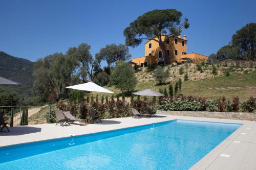 une villa au sommet d'une colline avec une piscine dans l'établissement Le Domaine Saint François Le Moulin 2, à Ajaccio