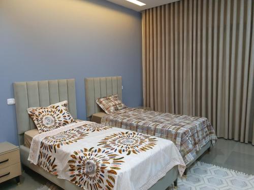 een slaapkamer met 2 bedden en een raam bij Comfystay in Hammamet