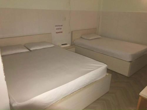 um pequeno quarto com duas camas em Nhà Nghỉ Thư Giản em Tây Ninh