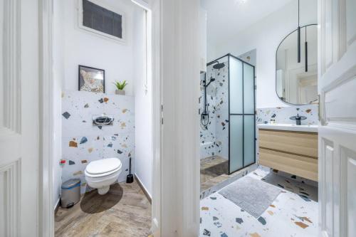 een witte badkamer met een toilet en een douche bij Sass Glamour Apartment Next To St Stephen Basilica in Boedapest
