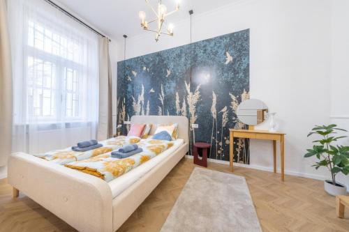 een slaapkamer met een bed en een schilderij aan de muur bij Sass Glamour Apartment Next To St Stephen Basilica in Boedapest