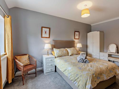 a bedroom with a bed and a chair and a desk at 2 Bed in Northallerton 90795 in Great Langton